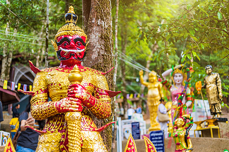 美丽的巨型守护雕像在山上有佛陀足迹的石头上的路上 这是泰国尖竹汶府的一个主要旅游景点 2019 年 2 月 16 日阳光地标游客图片