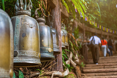 古钟挂在石碑上的钢铁栏杆上 佛祖的足迹是位于泰国Khitchakut山的一个主要旅游景点Chanthaburi尊敬发电机游客岩石图片