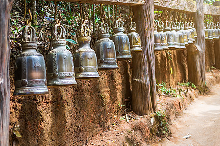 古钟挂在石碑上的钢铁栏杆上 佛祖的足迹是位于泰国Khitchakut山的一个主要旅游景点Chanthaburi国家建筑脚印钟声宗图片