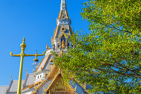 是历史中心的一座佛教寺庙 是一座佛教寺庙 是泰国北柳府的主要旅游景点文化建筑宝塔宗教佛教徒金子蓝色房子天空艺术图片