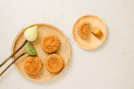 月饼代表我心越南人传统的月饼蛋糕  中国秋天中节日 蛋糕上的文字代表幸福感豆子食物庆典白色甜点盘子文化背景
