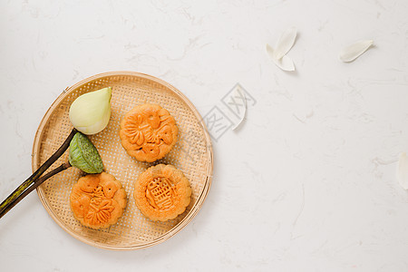 传统越南中国秋中节日食物蛋糕越南中国美食甜点文化节日蛋黄白色风俗礼物蛋糕食物图片