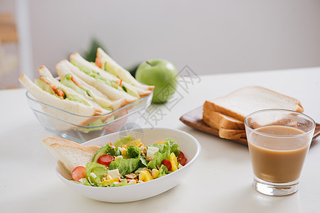 带三明治和水果的午餐盒时间沙拉面包蔬菜饭盒绿色早餐盒子萝卜办公室图片