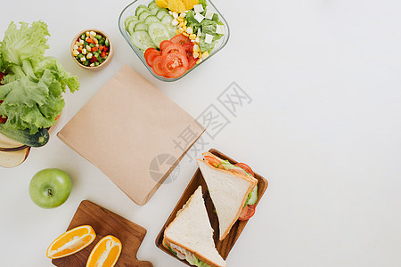 饭桌上是自制的亚洲式三明治教育学校水果健康饮食小吃塑料饭盒早餐盒子图片