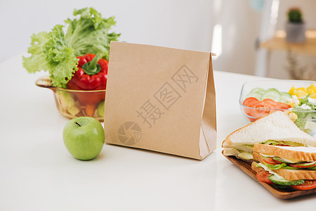 带三明治和水果的午餐袋图片