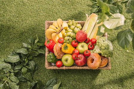 红桌布 篮子 健康食品三明治和水果 橙汁 顶端风景 暑假休息 平躺图片