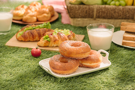 红桌布 篮子 健康食品三明治和水果 橙色 牛奶 暑假休息会Summer Rest花园果汁沙拉食物阳光午餐面包橙子白色玻璃图片