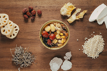 清宝良是中国菜和越南菜的冰冷甜汤白色糖浆勺子红色美食桂圆黄色旅行甜点健康图片