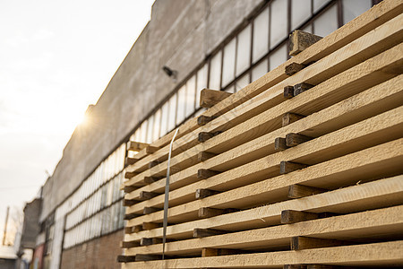 在锯木厂存放成堆的木板 木板堆放在木工车间 木材的锯切干燥和销售 用于家具生产 建筑的松木 木材业贮存烘干地面森林材料工厂木头硬图片