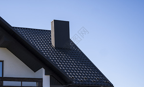 安装在现代房屋上的灰色波纹金属型材屋顶 波纹板屋顶 金属型材波浪形屋顶 现代屋顶由金属制成 金属屋面房子蓝色歌迷涂层聚合物覆盖物图片