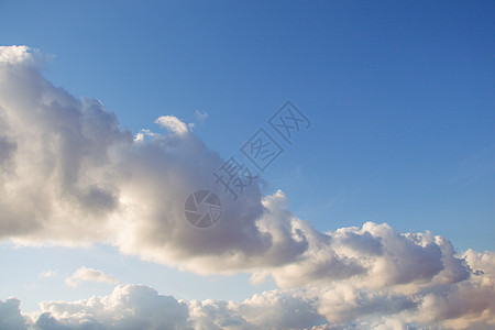 在天空中发现黑暗和灰暗的乌云晴天环境天气雷雨蓝色危险气氛阳光场景风暴图片