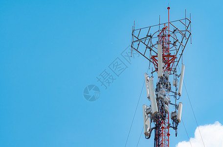 有蓝天和白色云彩背景的电信塔 在蓝天的天线 无线电和卫星杆 通信技术 电信行业 移动或电信 4g 网络图片