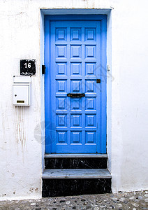 阿尔特的蓝色木门和粉刷过的外墙日光房子木板金属窗户入口古董街道木头装饰品图片
