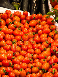 红樱桃西红番茄在展品出售植物食物营养饮食红色烹饪蔬菜叶子市场白色图片