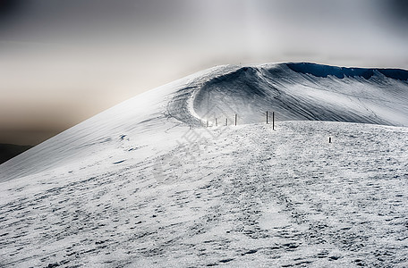 意大利坎波卡蒂诺 雪覆盖山丘的冬季风景景观旅游滑雪蓝色旅行全景假期季节顶峰天空太阳图片
