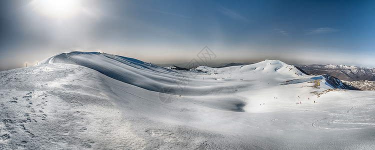 意大利坎波卡蒂诺 雪覆盖山丘的冬季风景景观假期旅行顶峰全景季节滑雪环境旅游太阳蓝色图片