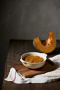 南瓜在木制背景的碗里纯净壁球奶油季节稀饭盘子饮食黄色乡村感恩蔬菜图片