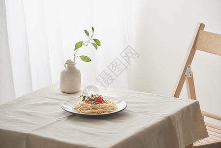 手工制作的意大利面 盘子上放着炸酱汁 在古老白桌上 有椰子和鲜花文化抛光美食食物烹饪蔬菜传统叶子图片