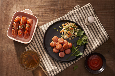 一杯美味的啤酒和木制桌上的烤香肠木板烹饪食物炙烤美食菜单营养野餐猪肉水平图片