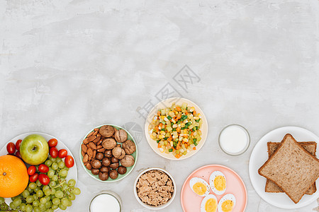 黑色混凝土背景下的健康早餐配料 燕麦片 杏仁奶 坚果 水果和浆果 健康的生活方式 节食 健康的饮食理念甜点小吃核桃勺子牛奶白色食图片
