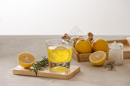 Ginger Ale或Kombucha在Bottle自制柠檬和姜有机生素饮料 复制空间玻璃食物健康杯子薄荷草本植物迷迭香黄色药品图片