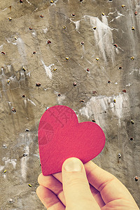 红心形状物体作为情人节日概念红色帮助母亲生活保险浪漫家庭孩子捐款机构图片