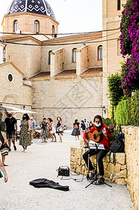 音乐家在阿尔提亚村主广场弹吉他乐器旋律机构乞丐处女男人歌曲村庄细绳唱歌图片