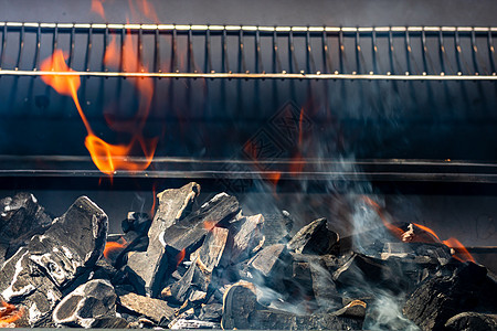 烧烤烧烤炉坑 充满发光和燃烧的烈火 红火 热炭砖和焚化炉壁炉火焰辉光野餐木炭牛扒烹饪高架煤炭篝火图片