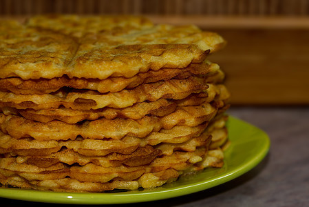 盘子里的自制华夫饼图片