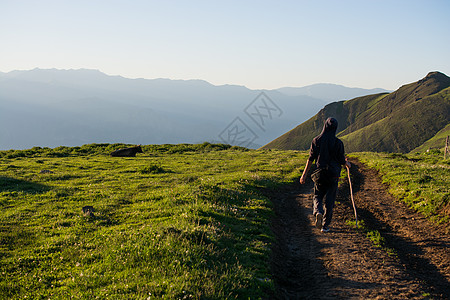 年轻人去远游踪迹闲暇旅游背包山脉爬坡远足者游客旅行假期图片