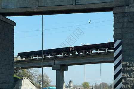火车在铁路桥上乘车 底视线图片