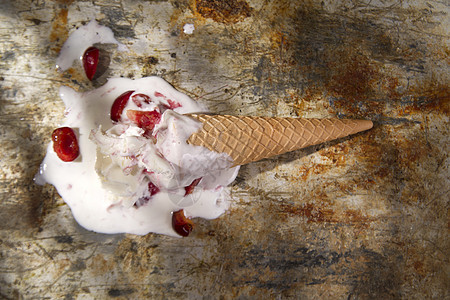 冰淇淋加樱桃浆果锥体白色食物美食小吃水果甜点粉色勺子图片