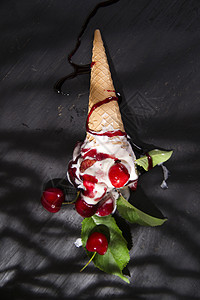 冰淇淋加樱桃食物小吃味道粉色红色甜点白色勺子水果奶油状图片