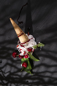 冰淇淋加樱桃浆果勺子水果粉色香草食物奶油状红色甜点锥体图片