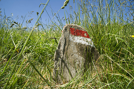 标记的线索白色娱乐冒险小路山脉公园红色旅行远足岩石图片