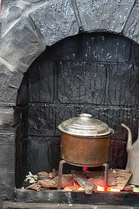 用于烹饪的旧金属大锅炉食物黑色古董厨房用具背景图片