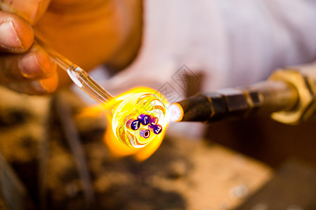 一个人的手做一个玻璃主题艺术家火焰工作温度雕刻工艺喷灯材料商业工具图片