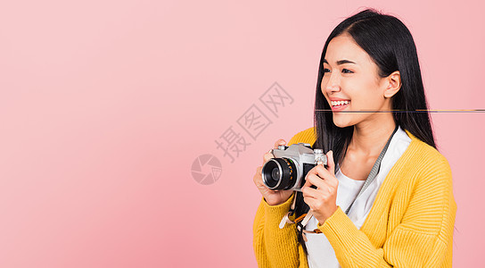 拥有古老相片摄影机的摄影师 她兴奋地微笑着笑容新闻业照相机爱好青少年成人照片快乐女孩摄影女士图片