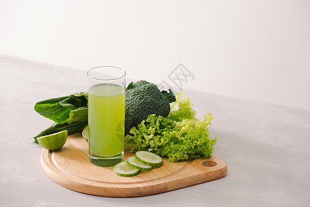 各种新鲜的蔬菜果汁 供禁食用排毒叶子黄瓜食物营养玻璃饮食菠菜桌子图片