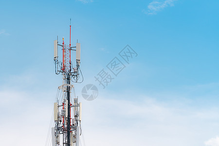 有蓝天和白云背景的电信塔 在蓝天的天线 无线电和卫星杆 通信技术 电信行业 移动或电信 4g 网络供应商发射机蓝色收音机电磁电视图片