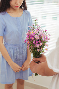 浪漫的男人给他的女朋友送鲜花 他很爱她礼物女士妻子夫妻微笑惊喜展示花束图片