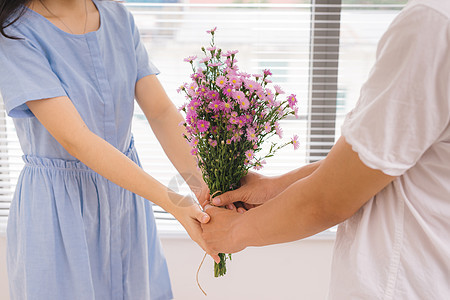 浪漫的男人给他的女朋友送鲜花 他很爱她夫妻女士惊喜妻子花束展示微笑礼物图片