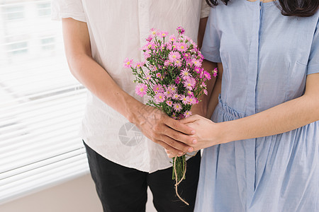 浪漫的男人给他的女朋友送鲜花 他很爱她展示礼物惊喜女士花束妻子微笑夫妻图片