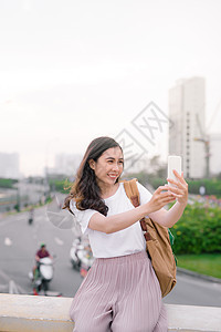 年轻美丽 长发型女人 在户外自拍图片