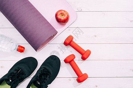 蓝色背景中的瑜伽垫 运动鞋 哑铃和瓶装水 概念健康的生活方式 运动和饮食 运动器材 复制空间生活游戏活动乐趣锻炼羽毛球白色健身房图片