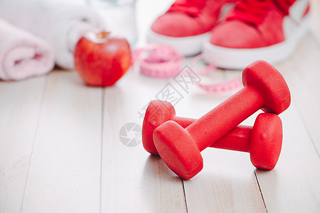 概念性 哑铃 运动鞋 水瓶和木本苹果 适合身体健康 健康和积极的生活方式图片