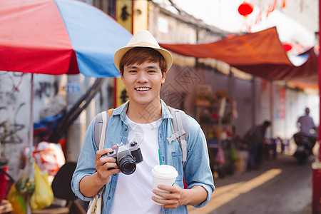 在街上拍照的年轻女青年 照片摄影假期旅行成人男性旅游探险家摄影师冒险微笑图片