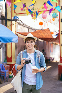 亚洲帅哥摄影师旅行者 生活方式概念 笑声城市旅行成人技术游客摄影潮人旅游爱好照片图片