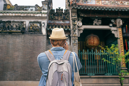 年轻旅行者拍摄古老城市的阿西亚风格照片摄影师白色男人相机男性游客街道旅行寺庙图片