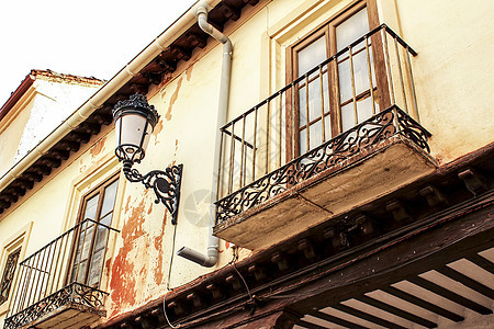 西班牙卡斯蒂利亚拉曼查阿尔卡拉兹村古老的巨石外墙和街灯入口街道城市雕刻房子路灯房地产旅游太阳建筑图片